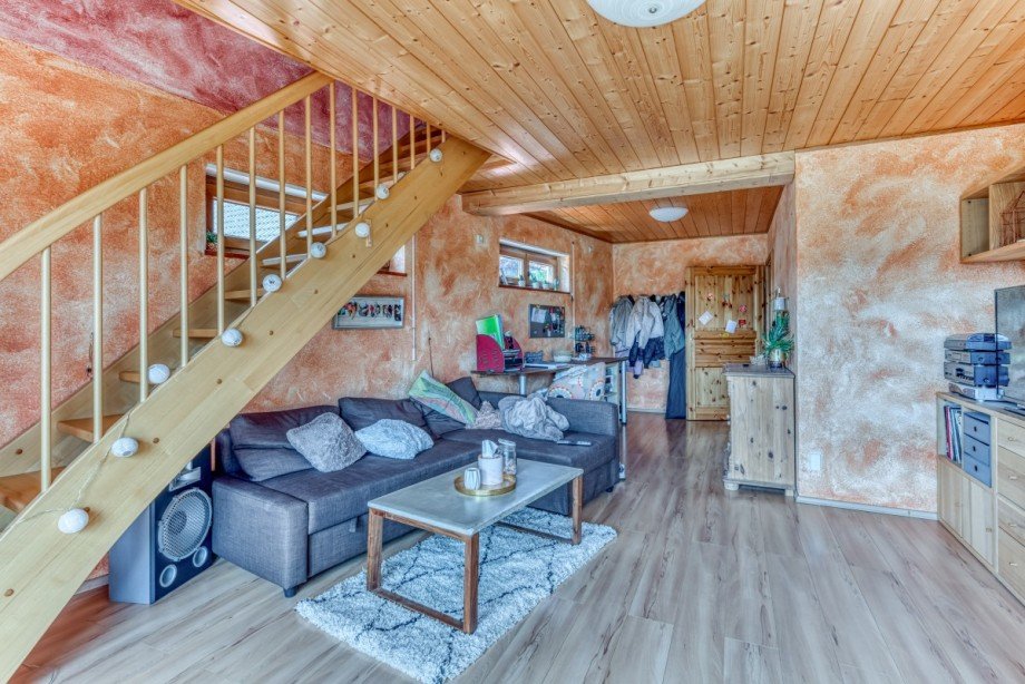 G�stezimmer mit Blick auf Treppe in die 2. Etage Chalet Erbach